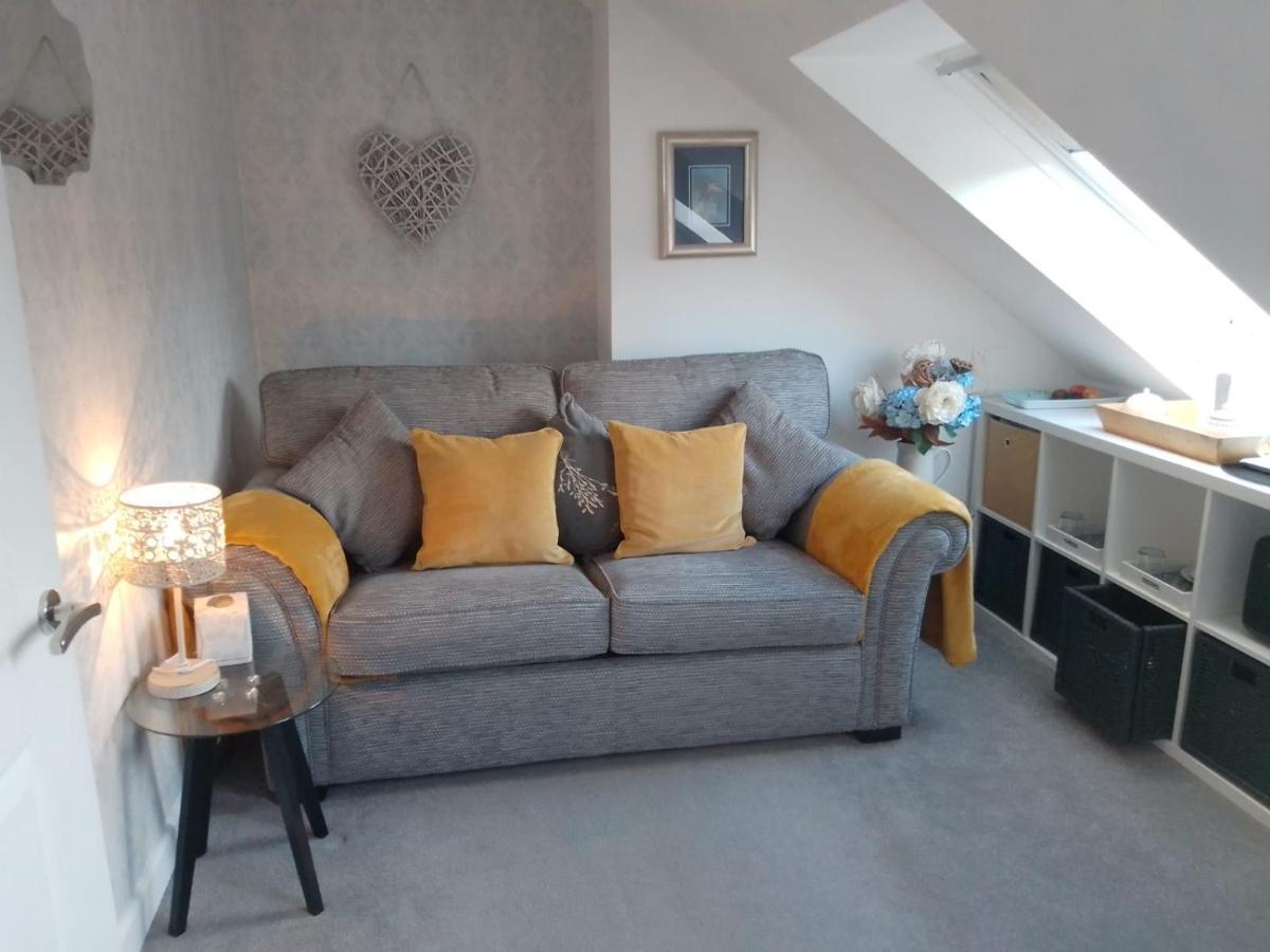 Village Life- Private Attic Suite - Living Room, Bedroom And Bathroom Newtown St Boswells Exterior foto